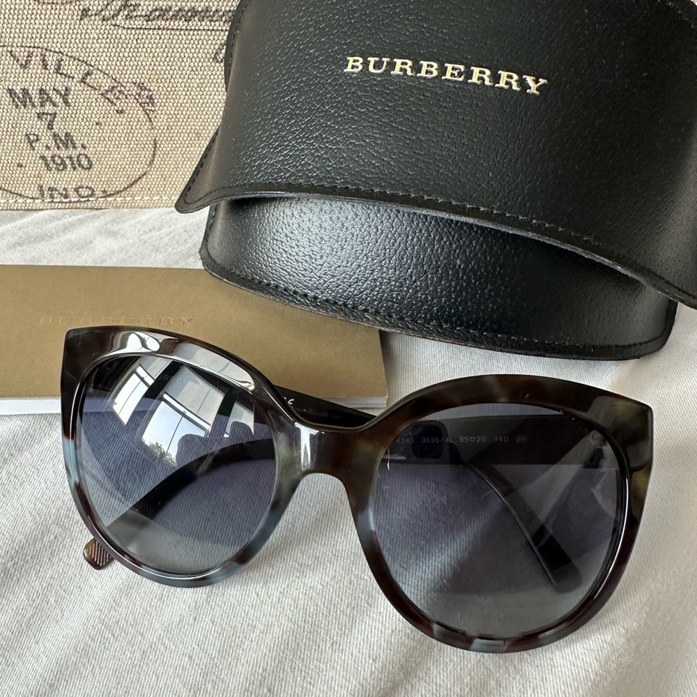 Burberry Black Tortoiseshell Cat-Eye Sunglasses with Gradient Lenses